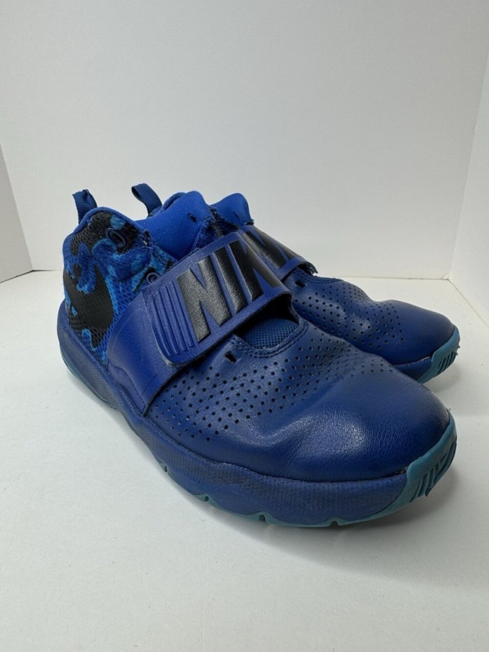 Nike Blue Black Team Hustle Sneakers Casual Athletic Shoes Boys Youth Size 5.5 Y